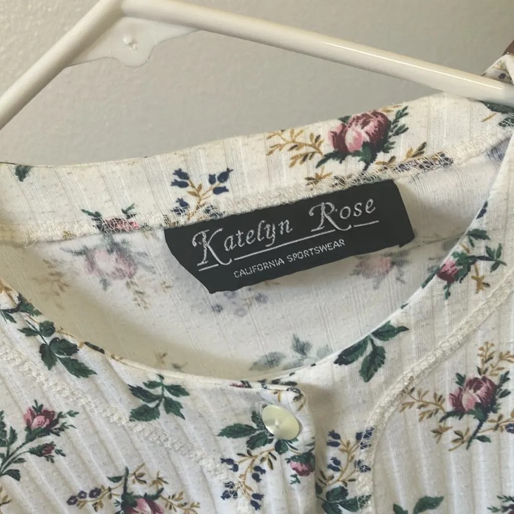 FINAL MARKDOWN Katelyn rose Floral White Top/cardigan Size undefined - Image 3