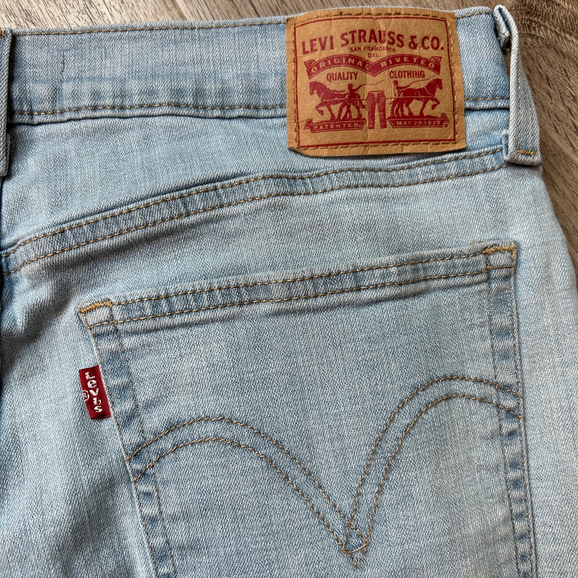 Levi's Light Wash Mid Rise Boyfriend Jeans Size 30 - Image 10