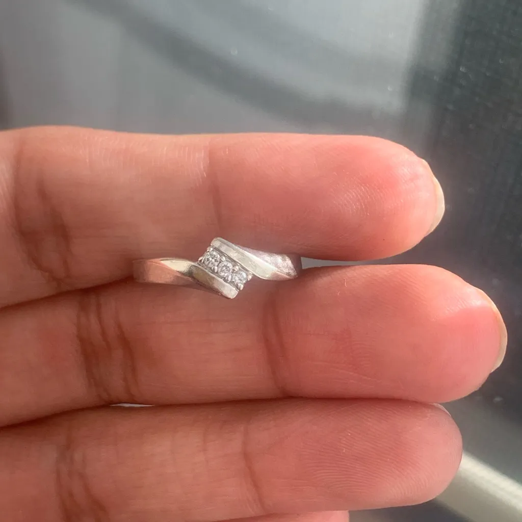 10kt Gold Diamond Ring/Band - Image 4