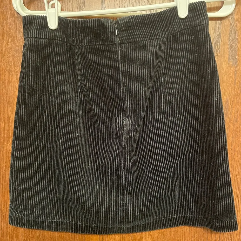 Black Corduroy Mini skirt forever 21 medium - Image 4