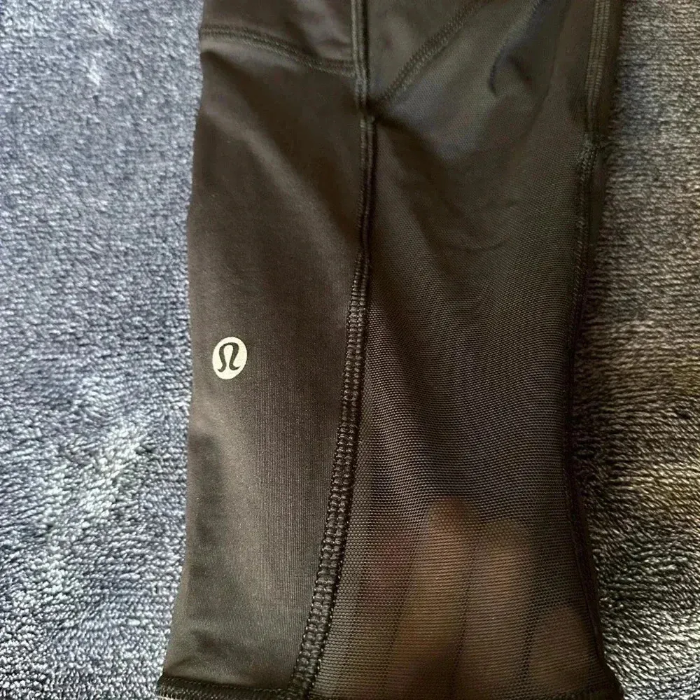 Lululemon Capri with mesh Legging size 6 - Image 3