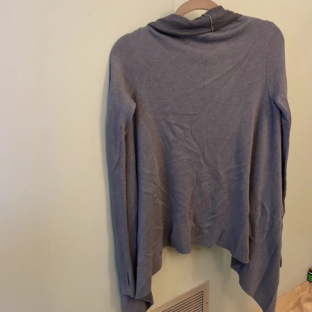 Lululemon grey sweater with thumb holes EUC - Image 3