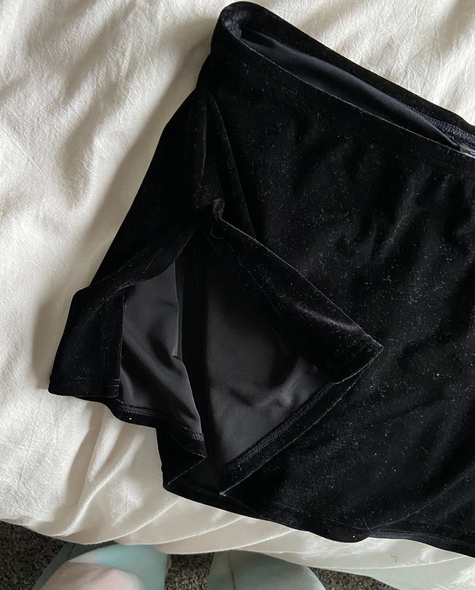 Monoreno Velvet Black Skirt - Image 3