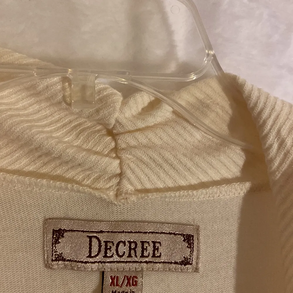 Sleeveless lightweight sweater vest. - Image 3