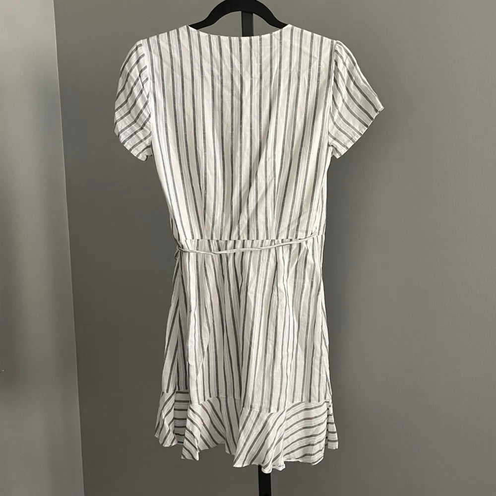 Abercrombie & Fitch White and Navy Wrap Ruffle Dress Size XST - Image 4