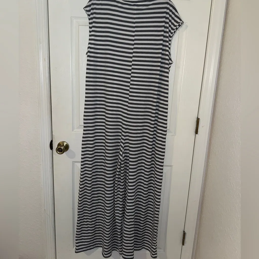 Striped Black and White jumper Size XL - Image 3