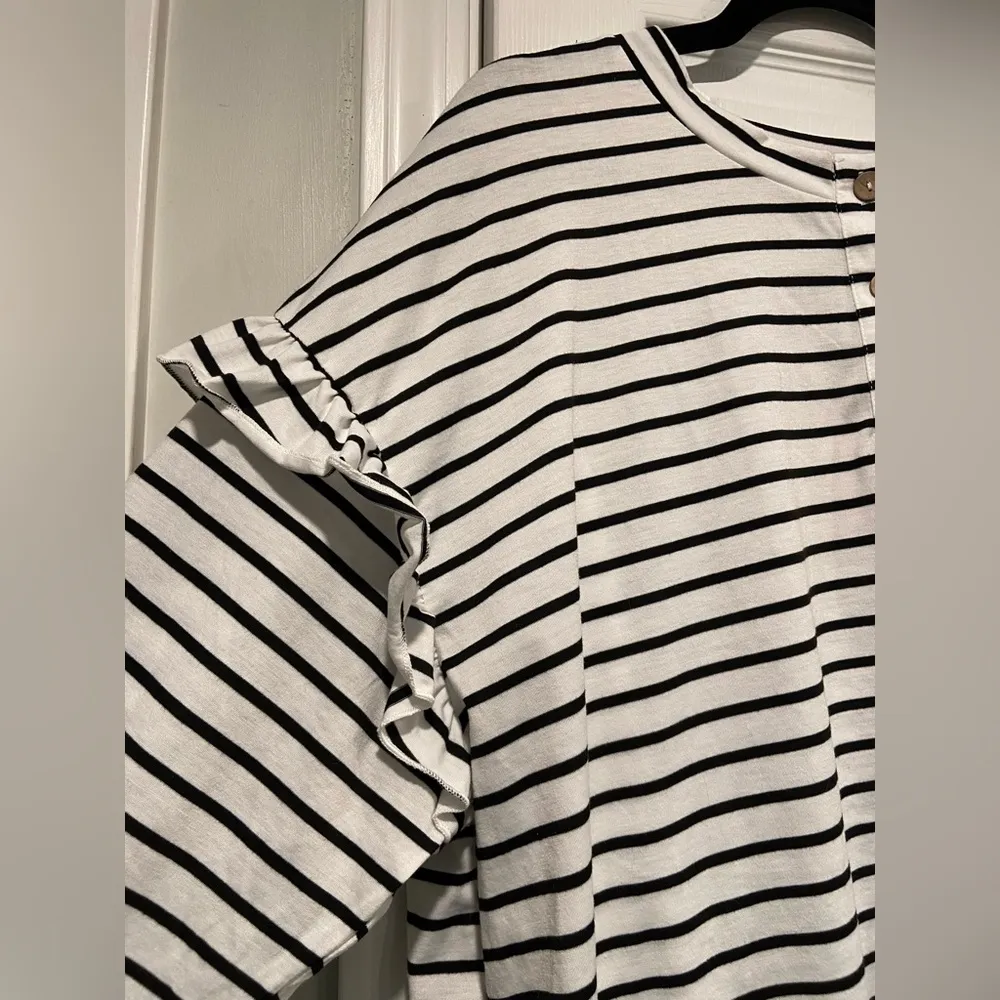 NWT Emery Rose Size 2XL Black White Strip Wooden Button Ruffle Detail Henley Top - Image 2