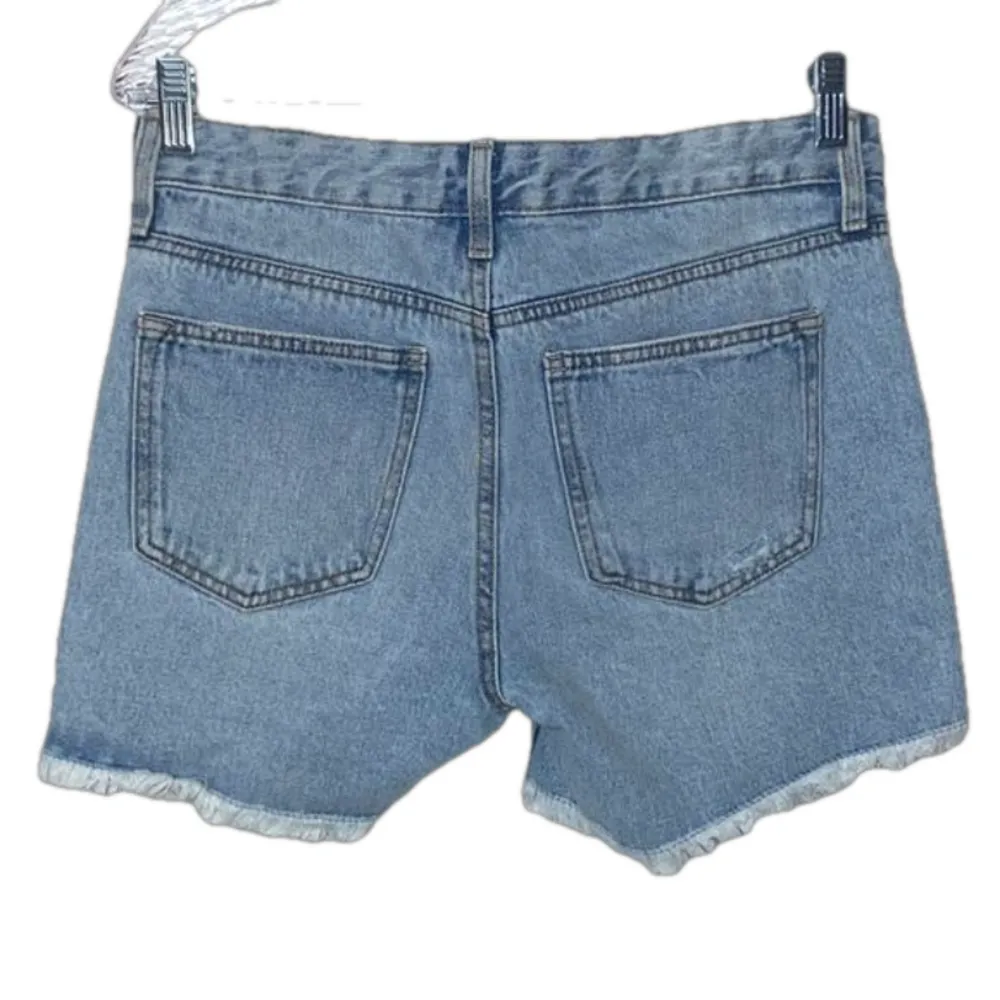 Celebrity Pink front distressed fringe hem light wash denim shorts size 5 - Image 2