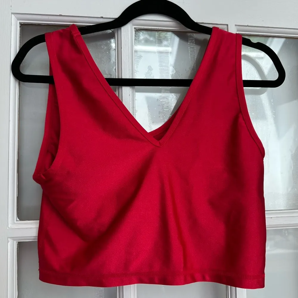 DKNY Women's Cropped Tank Sports Bra Red Ski Patrol Size Large L Athletic - Image 6