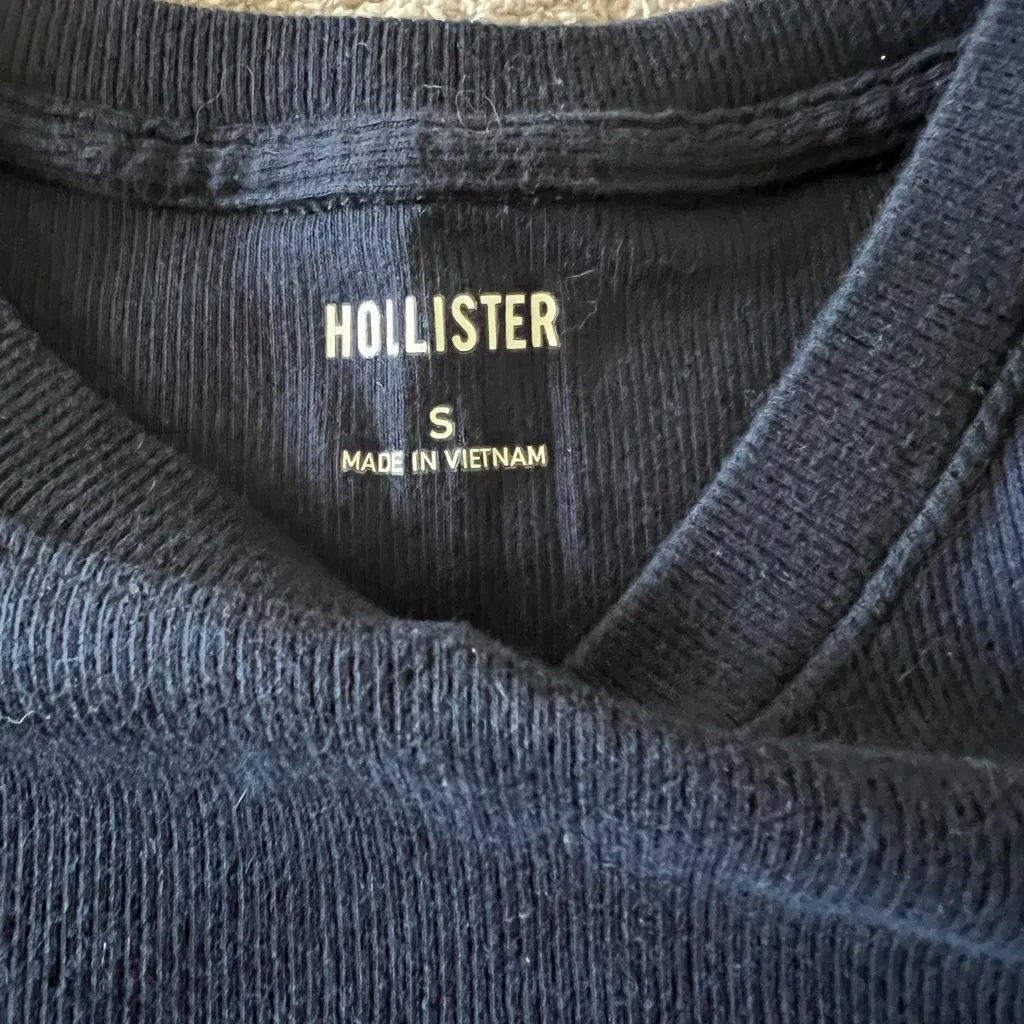 Hollister women’s navy blue ribbed tee, size small - Image 3
