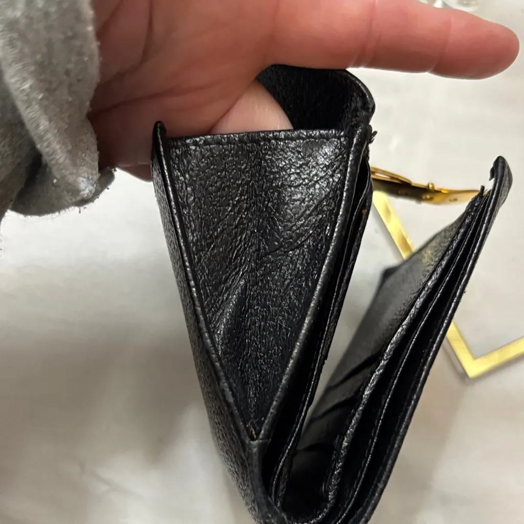 Gucci Black Leather Wallet with Gold Clasp - Image 9