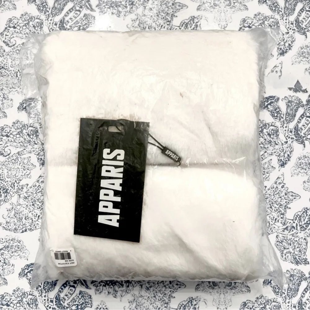 NWT Curateur Box Of Style x Rachel Zoe Apparis Bambi Faux Fur Scarf White - Image 2