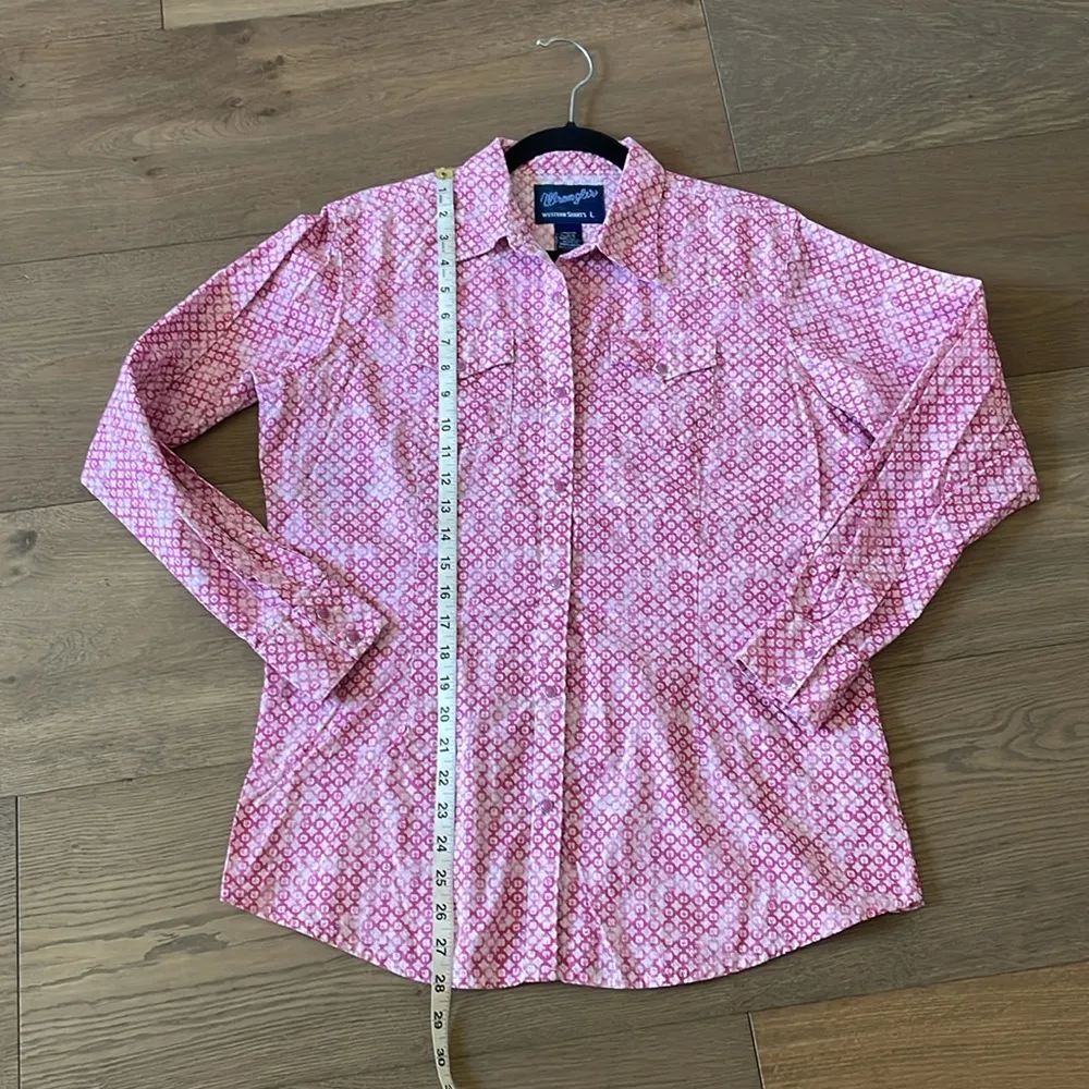 Wrangler Shirt Women’s Size Large Pink Breast Cancer Logo Pearl Snap Western - Image 8