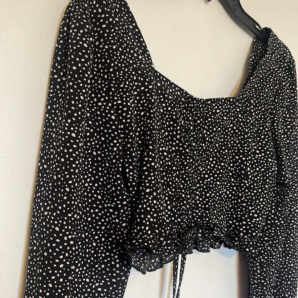black and white polkadot smocked cropped long sleeve with tie - Image 3