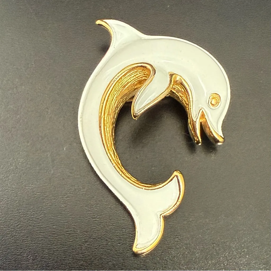 Vintage Crown TRIFARI White Enamel Gold-tone Dolphin Brooch 12.5g. - Image 2