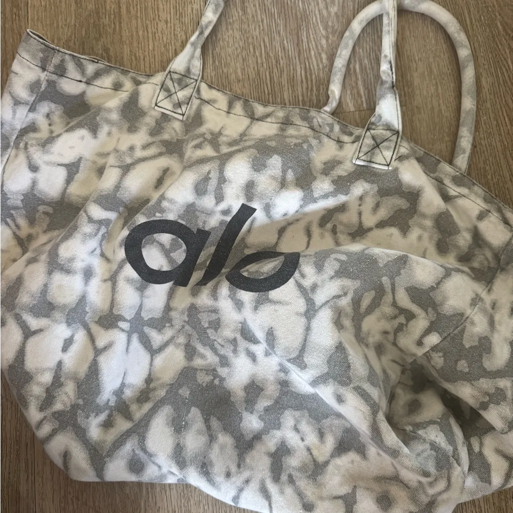 ALO Yoga Black and Gray Patterned Tote Bag - Image 2