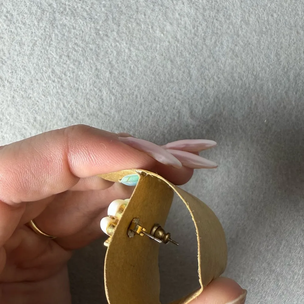 Avon Vintage Gold Tone Seashell Stud Earrings Beach Vacation - Image 2