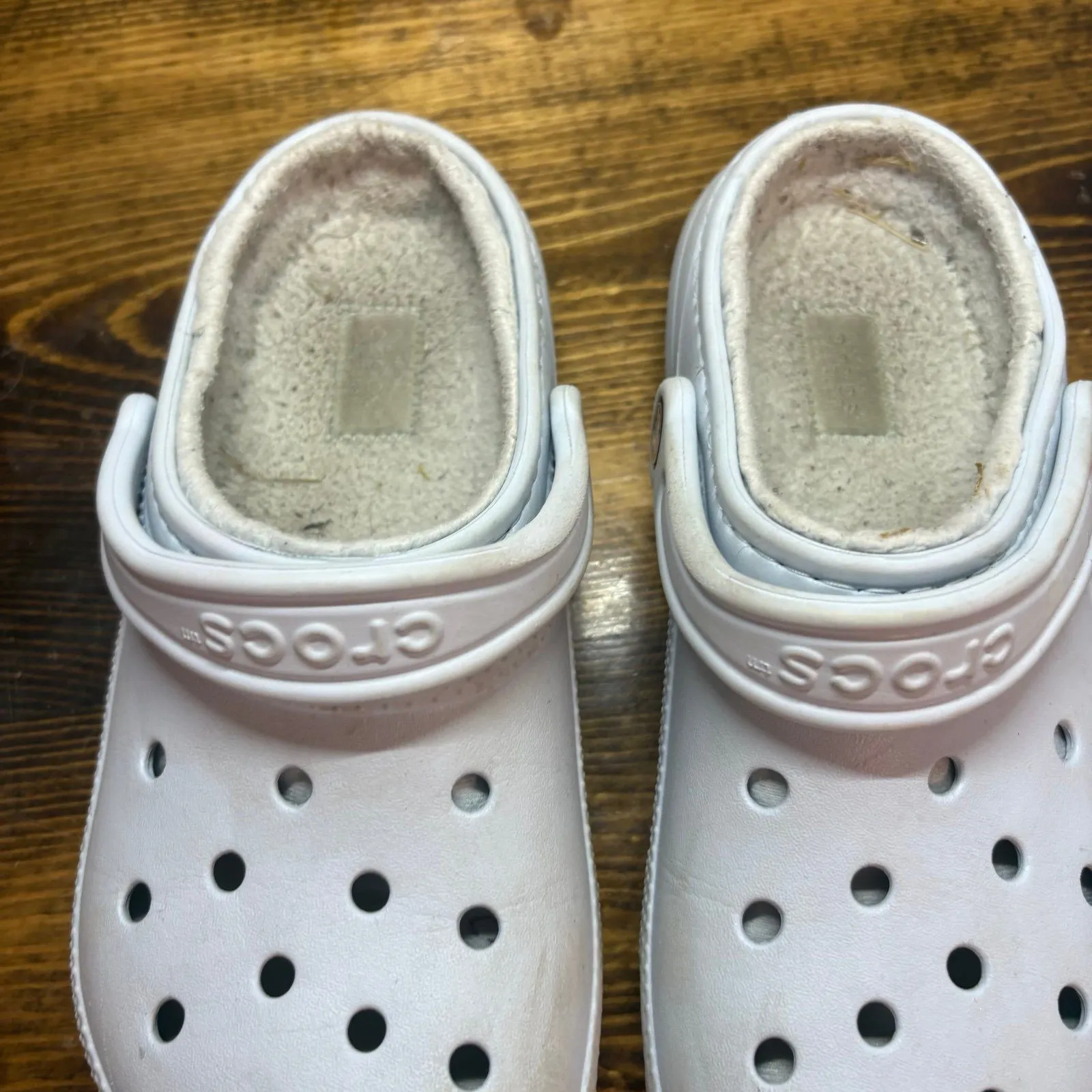 Crocs Light Blue Fur‎ Lined Clogs Size 7 - Image 5