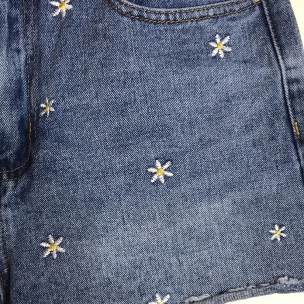 Khaki + blue ladies cut off denim shorts with daisies print size 28 - Image 4