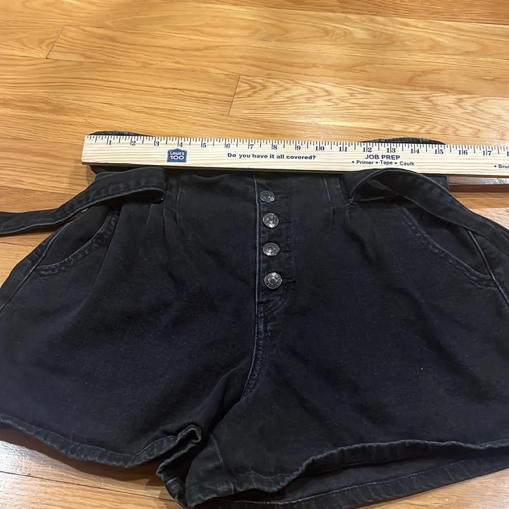 American Eagle outfitters button fly with belt mom Jean shorts size 12 . - Image 4