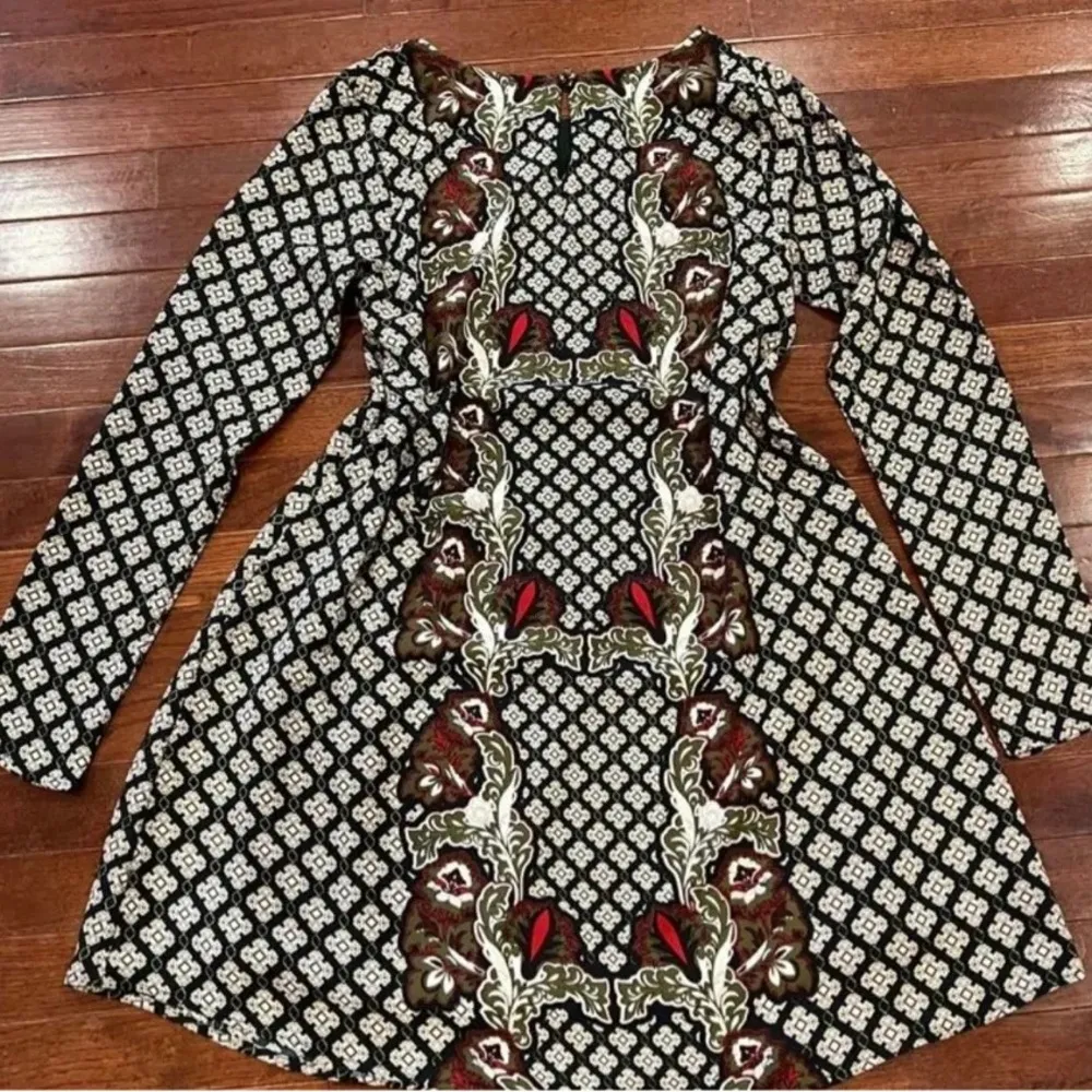 Green patterned long sleeve shift dress size small - Image 3