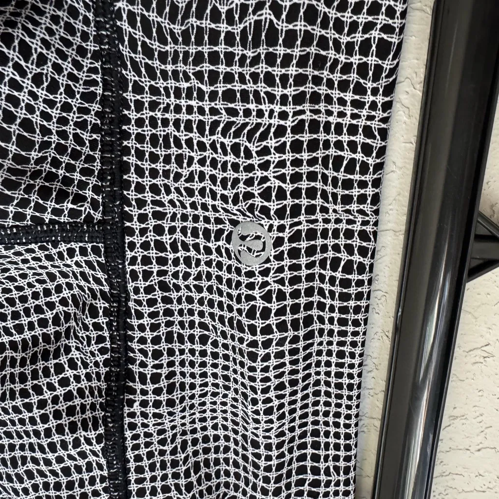 Lululemon Black White Print Legging Womens 6 Athletic Yoga Running Workout - Image 5