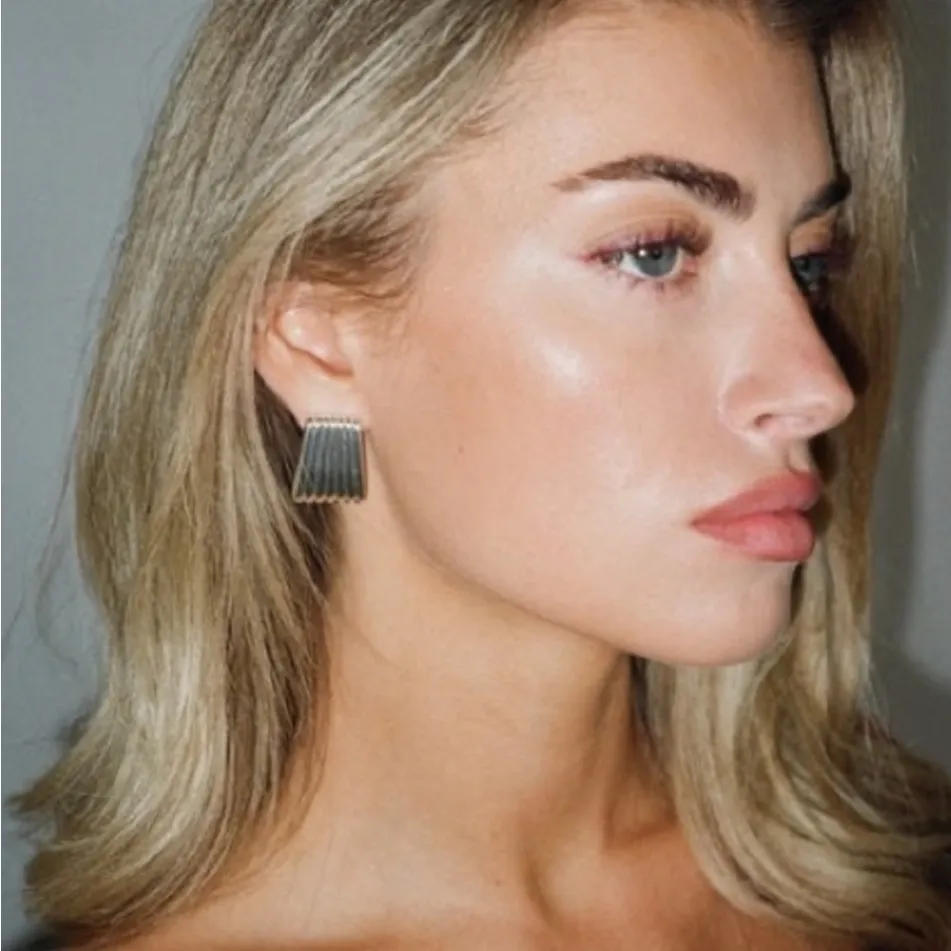 Heaven Mayhem Ribbed Maxi Earrings Silver - Image 3