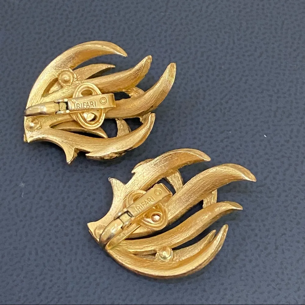 Vintage Crown TRIFARI Gold Plated Leaf Earrings - Image 10
