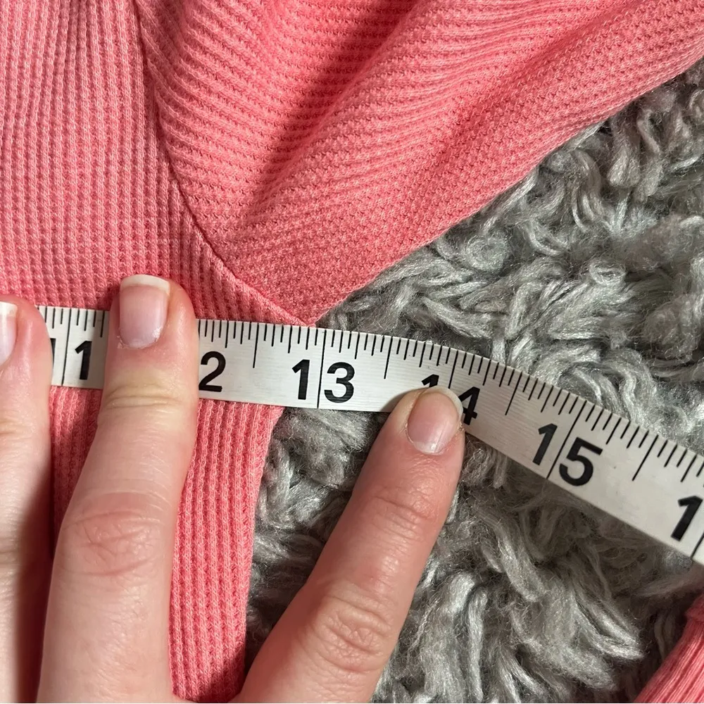 American eagle salmon colored waffle print turtle neck long sleeve size small - Image 3