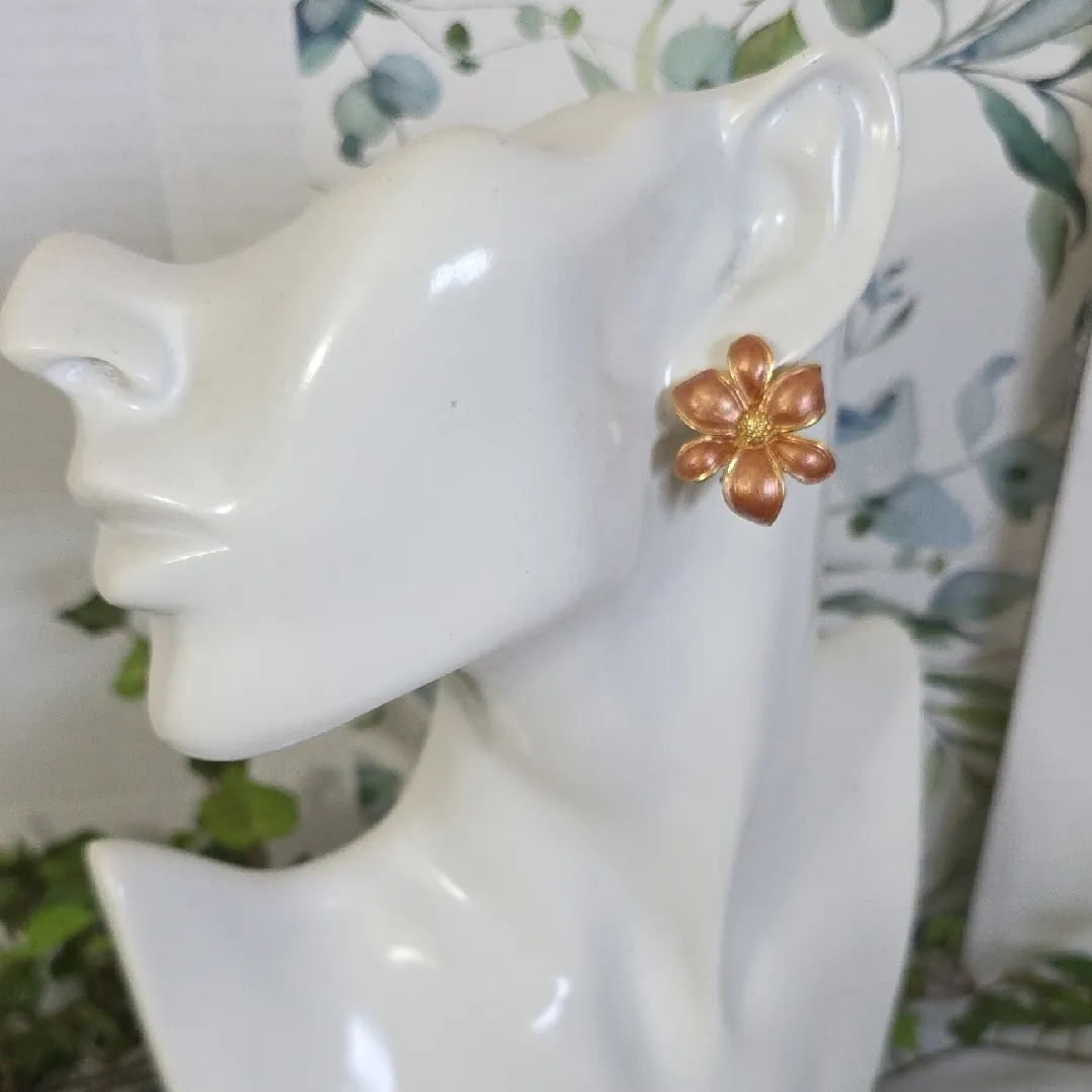 Gold Taupe Enamal Flower Clip On Earrings - Image 9