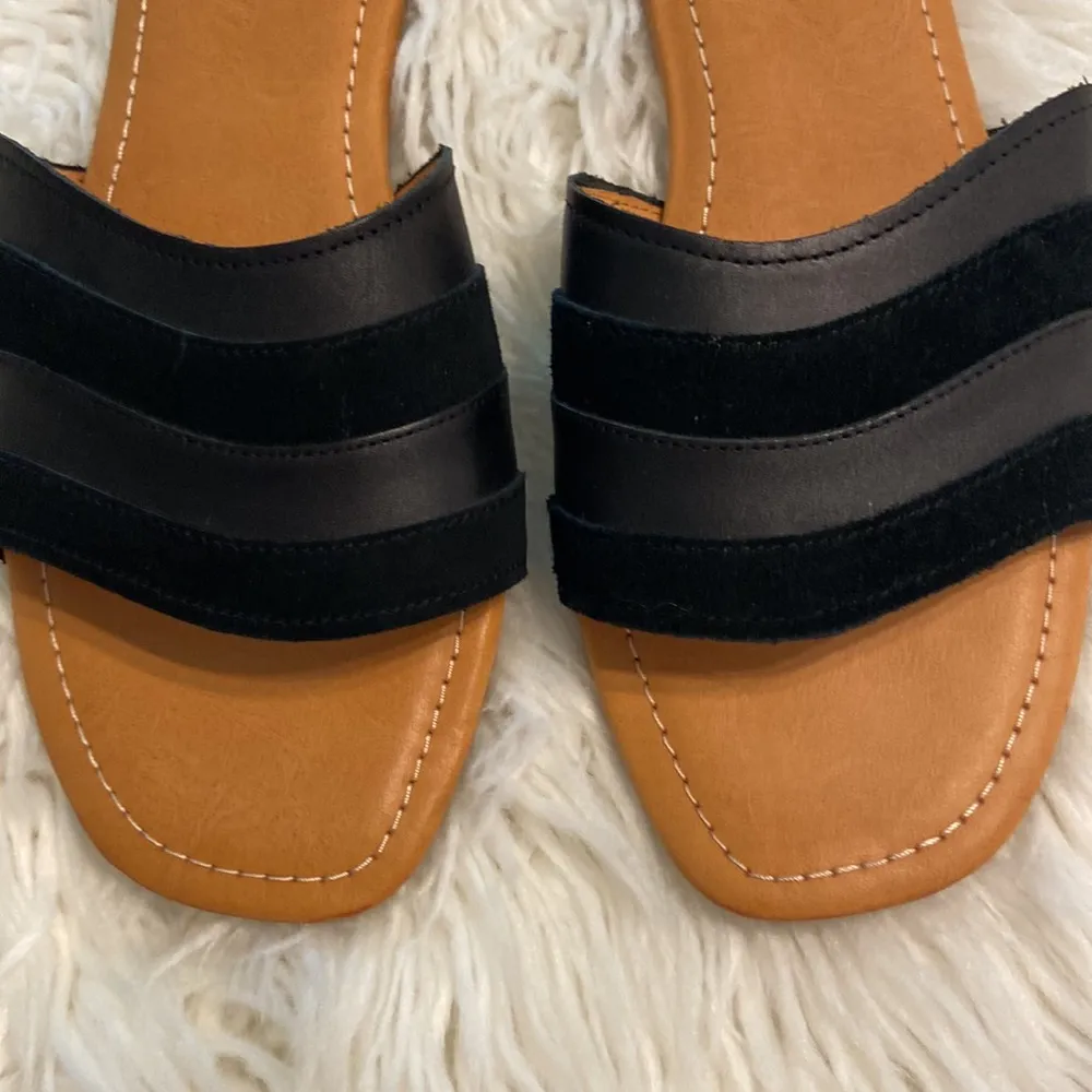 UGG Sandals size 11 so beautiful color black BNWOT please see all photos - Image 4
