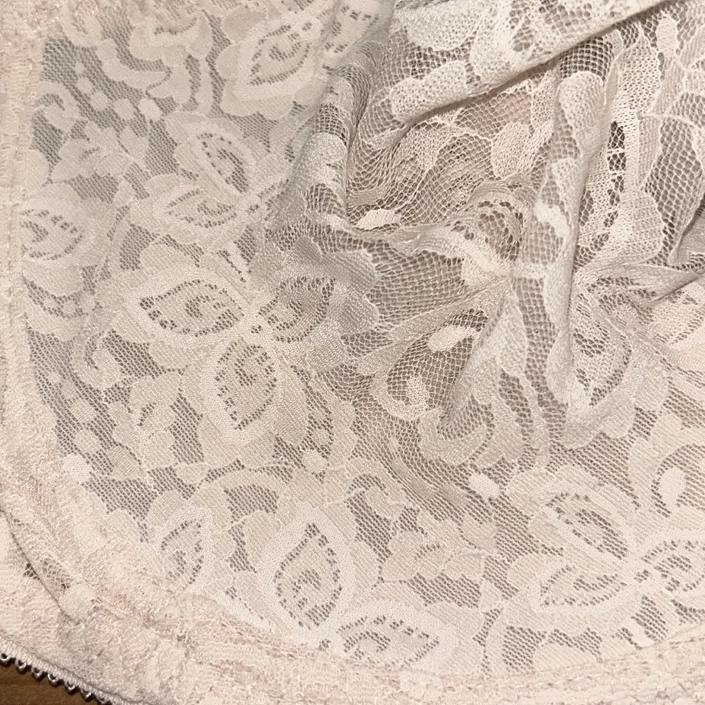 Woman’s Bali Lace 'N Smooth Underwire Bra Blush Size 36C - Image 5