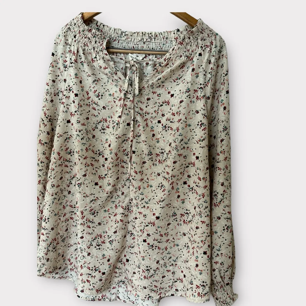 Betsey's Boutique Shop Floral Tunic Top Cinched Neck And Trim‎ Size Small - Image 2