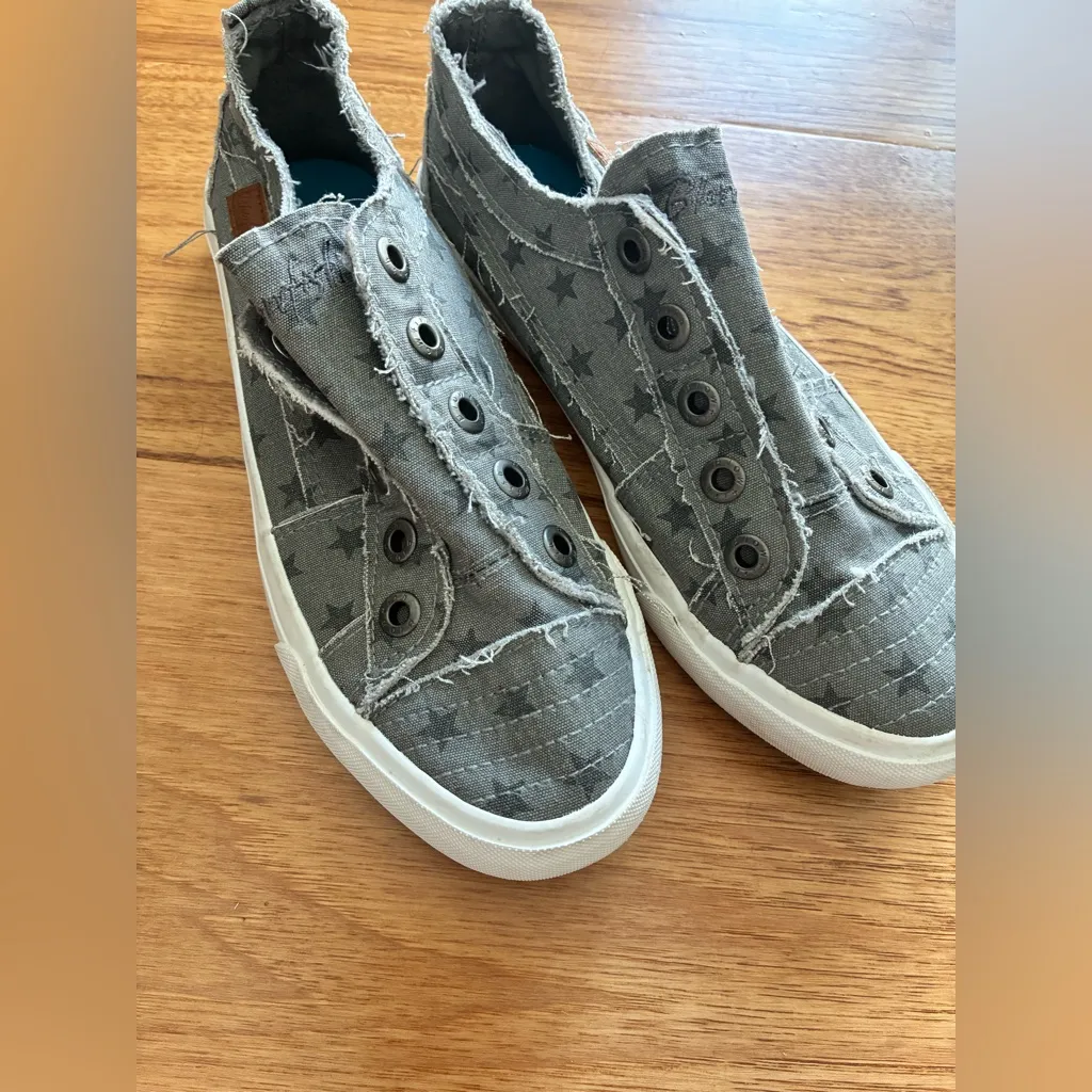 Blowfish gray low profile sneaker. Women size 7 - Image 2