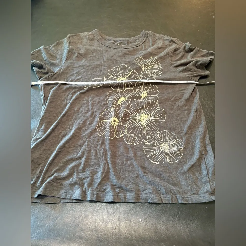 Old Navy Grey Floral Blouse size M - Image 7