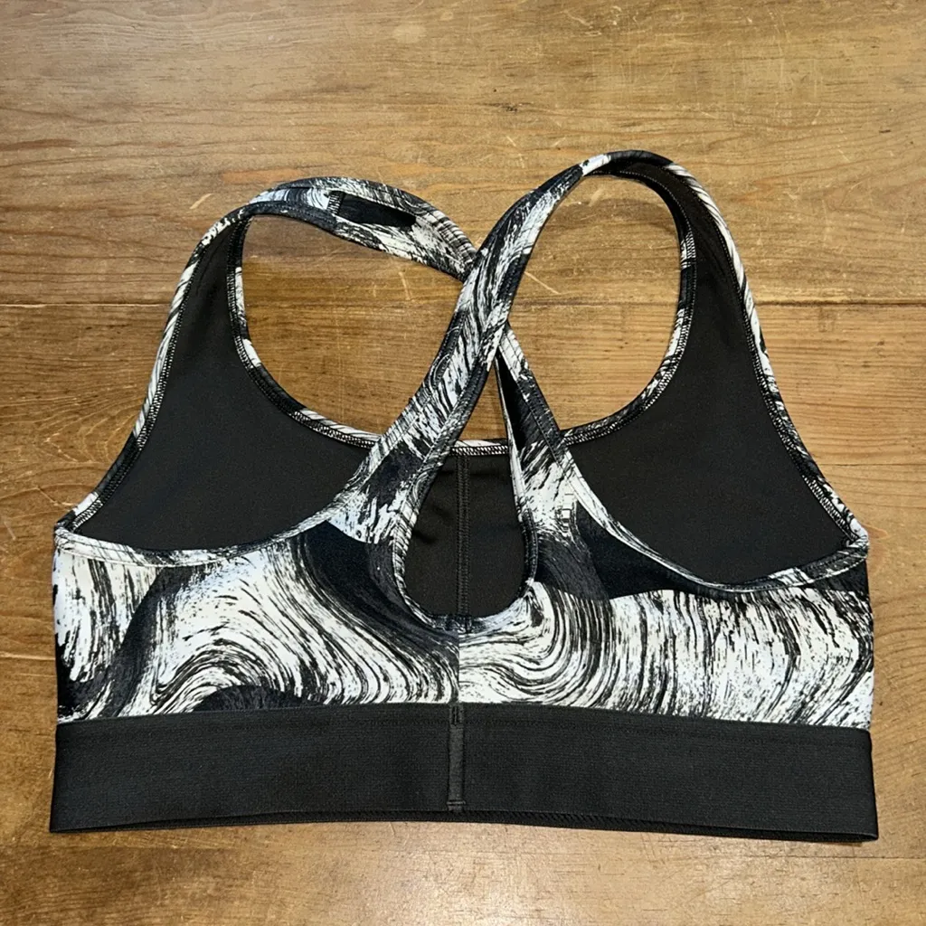 Under Armour Women's Marble Pattern Sports Bra Size Small - Image 4