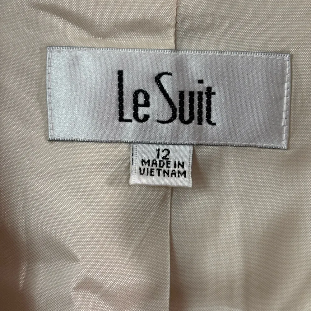 NWT Le Suit 2 piece Ivory pinstripe pant suit 99% cotton. Size 12. Summer Suit - Image 6