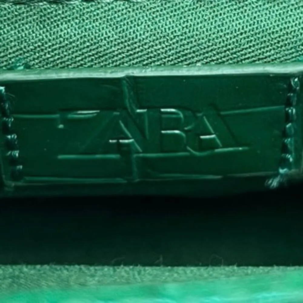 Zara Women's Green Leather Croc Embossed Chain Strap Handbag Crossbody Bag - Image 5