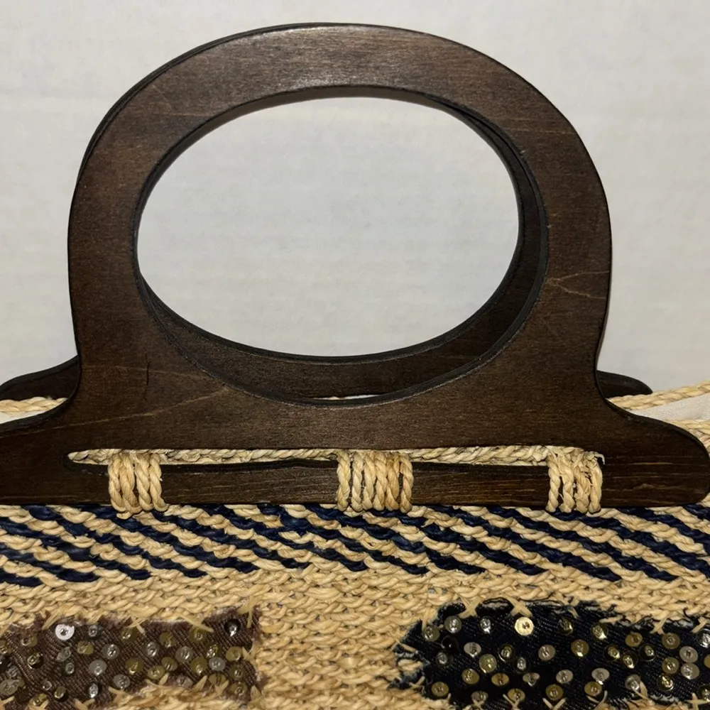 STRAW BAG WITH WOODEN HANDLES FISH DESIGN WTH NLING ON FRONT
NAVY BLUE AND TAN - Image 2