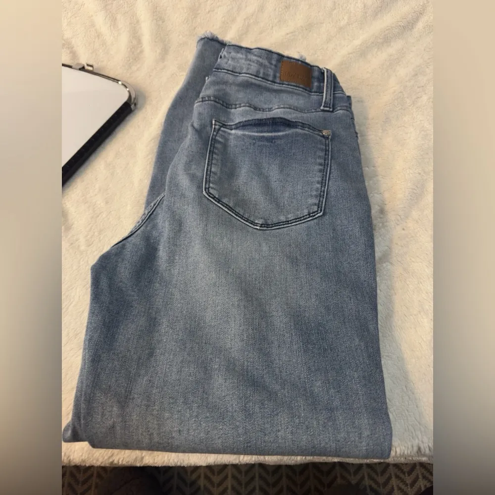 JUDY BLUE women's midrise raw hem side slit jeans in medium wash size 29 - Image 10