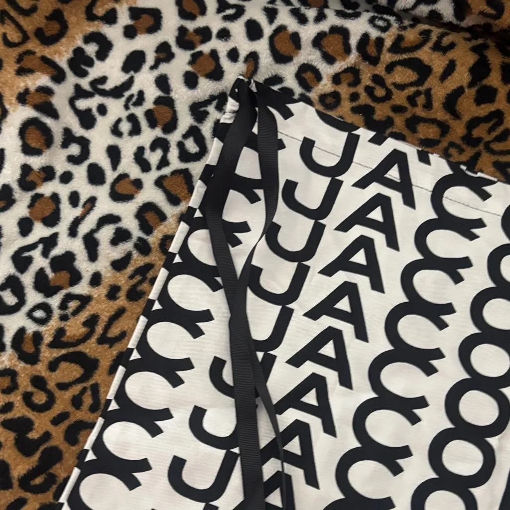 Marc Jacobs Monochrome Lettering Drawstring Bag - Image 4