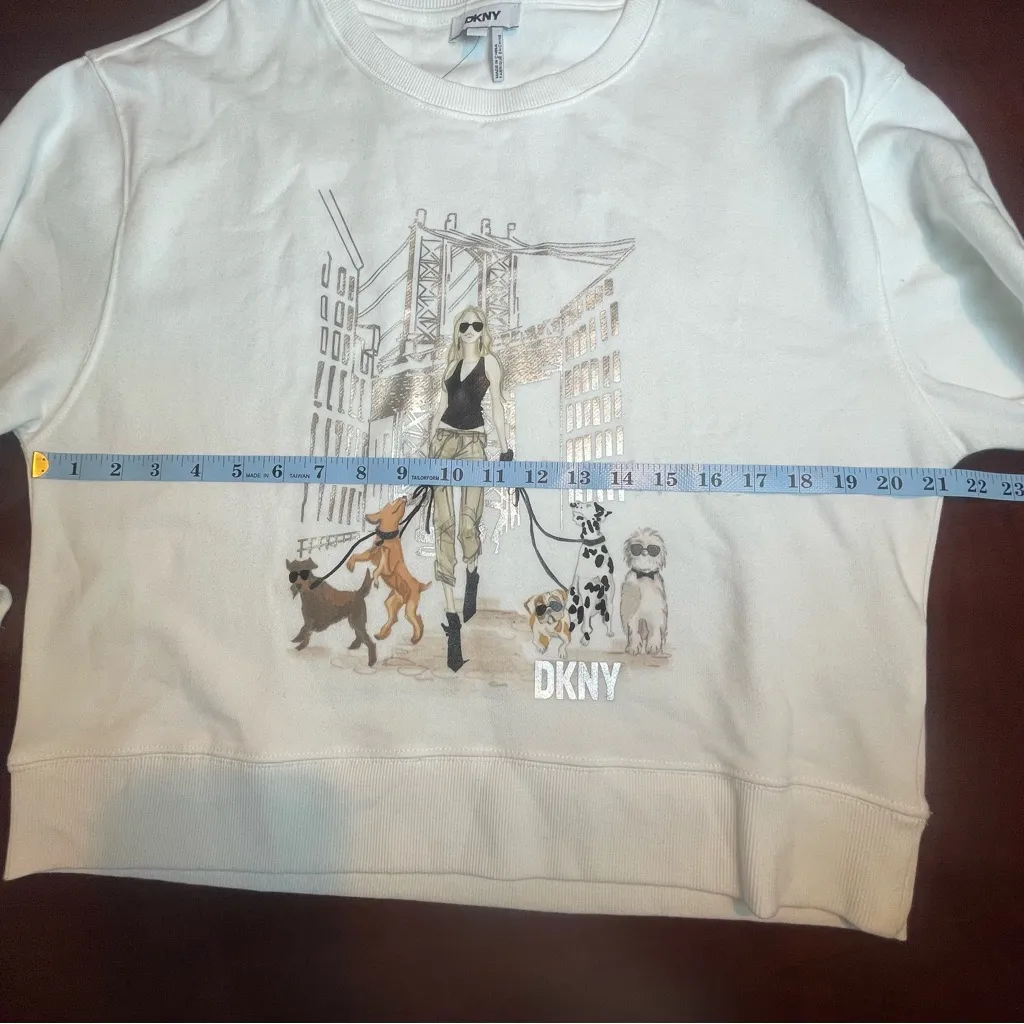 DKNY Novelty NYC graphic dog walking cotton fleece sweatshirt Grunge White Sz L - Image 7