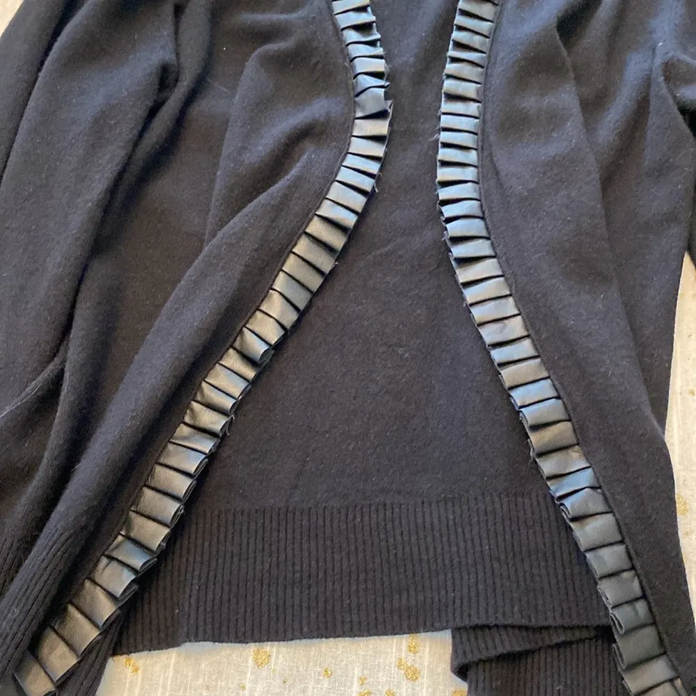 Siano Milano Black sweater Cardigan, with pleated trim closure . size M Size M - Image 6