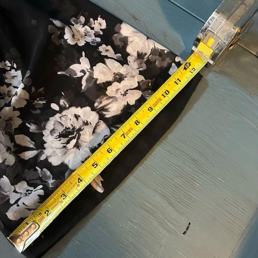 NWOT WHBM Women's Size 4 Black White Floral Choker Neck Blouse - Image 11