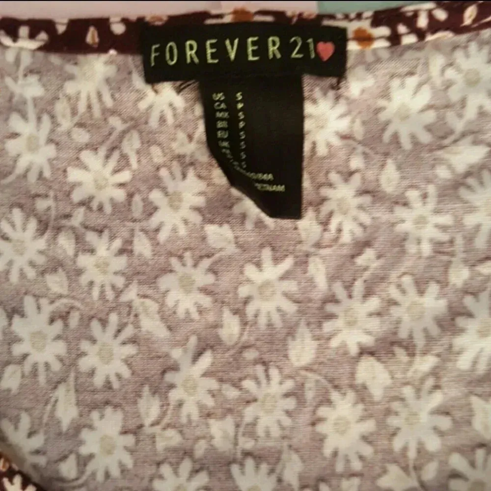 Forever 21 Burgundy and White Daisy Crop Top Size Small - Image 3