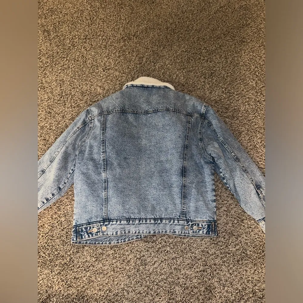 Pull & Bear  denim jacket with fur inside - Image 3
