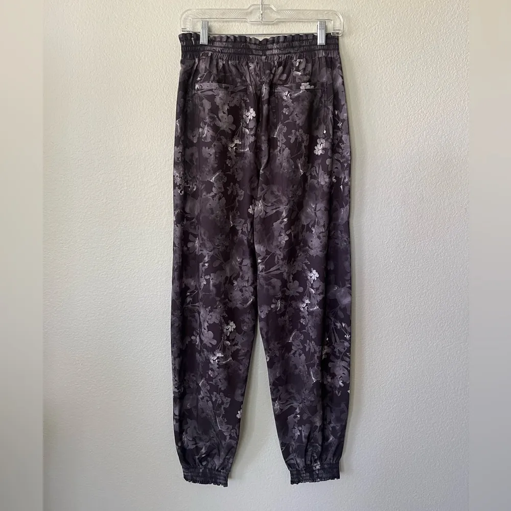 Athleta Grey Floral Savannah Jogger Pants Women’s Size 6T - Image 3