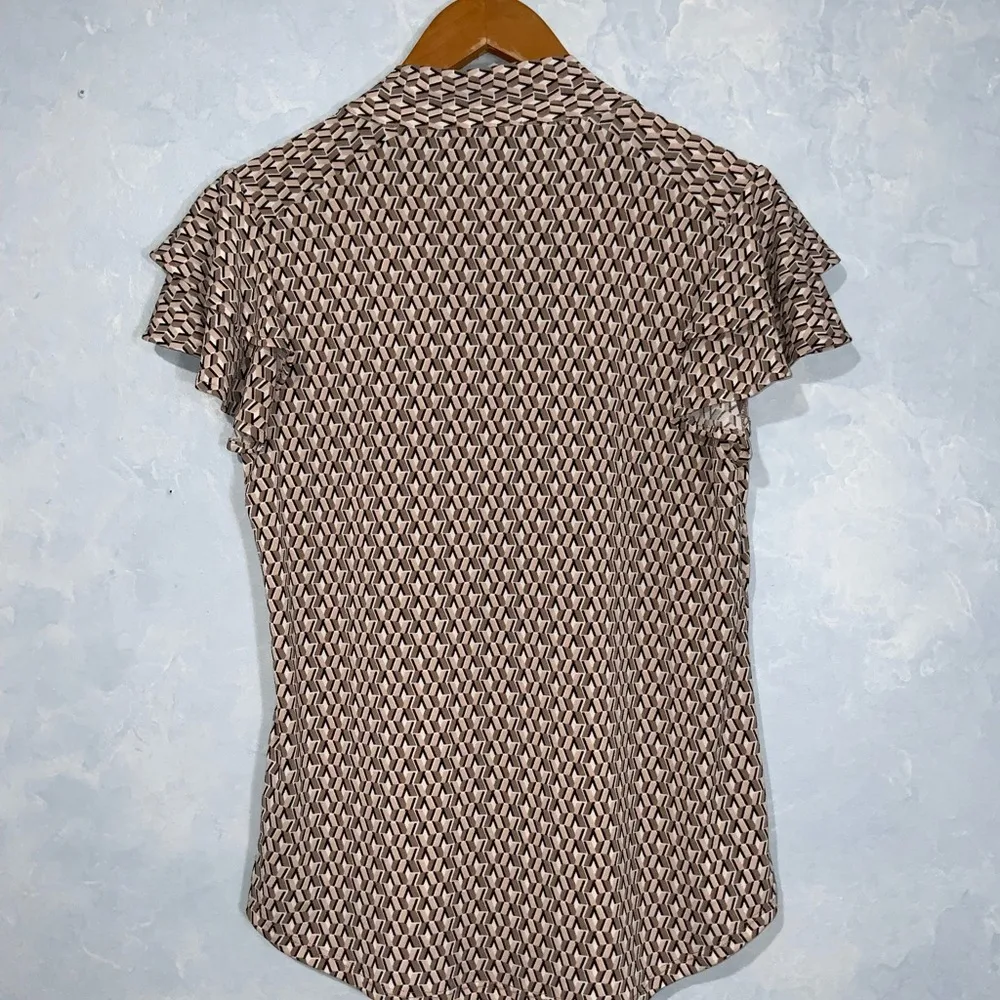 Adrianna Papell Tan Geo Print Stretch Knit Retro Ruffle Sleeve Tie Neck Blouse S - Image 9