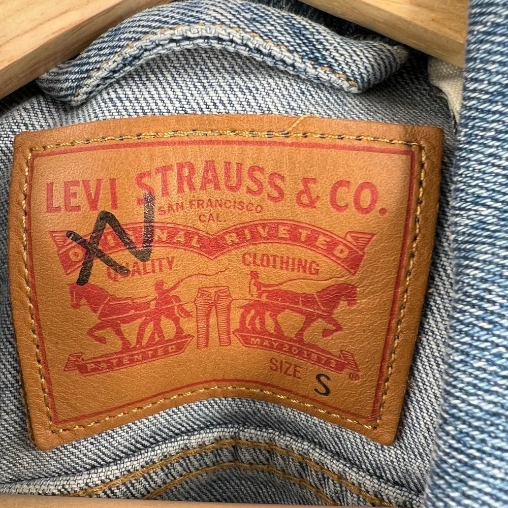 Levi's Denim Trucker Jacket Blue Button Down Womens Size Small - Image 8
