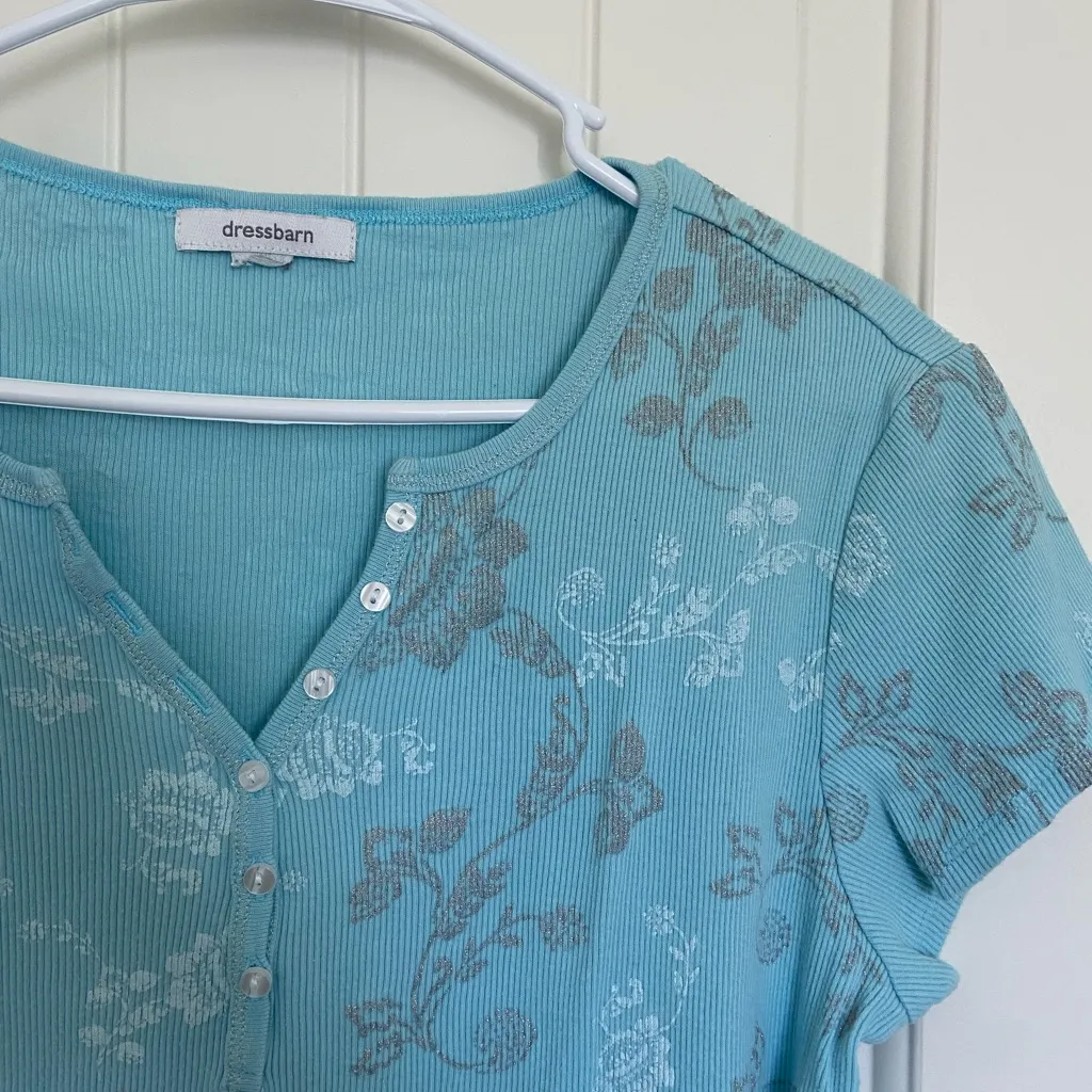 Dressbarn women’s light blue‎ gray white patterned button neck ribbed tshirt XL - Image 2